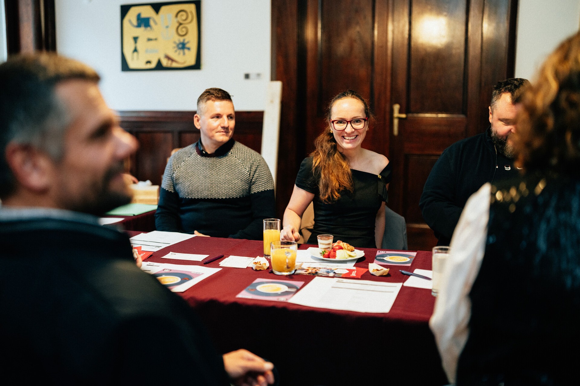 Úsměvy u stolu během networkingu